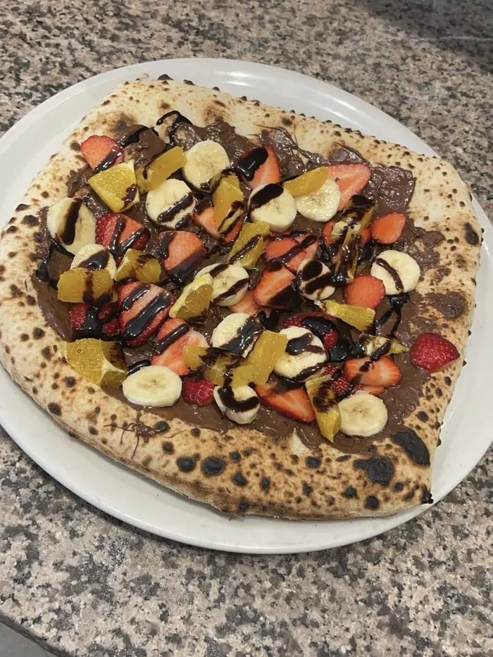 Süße Steinofenpizza mit Schokoladencreme, Erdbeeren, Banane und Orange